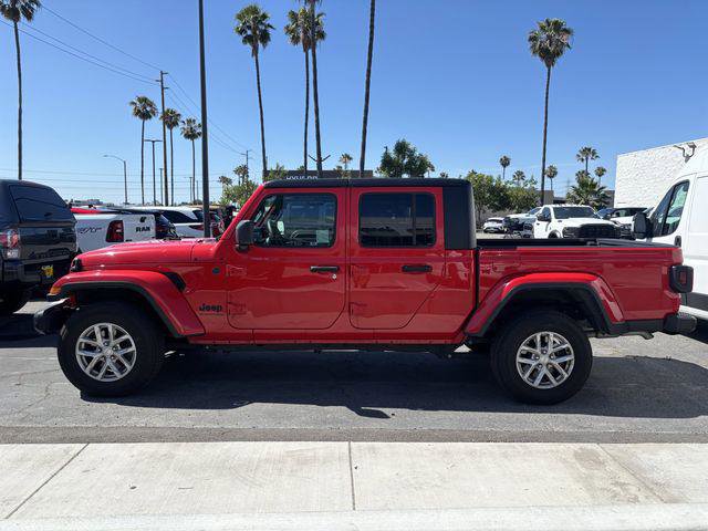 Certified 2023 Jeep Gladiator Sport image 2