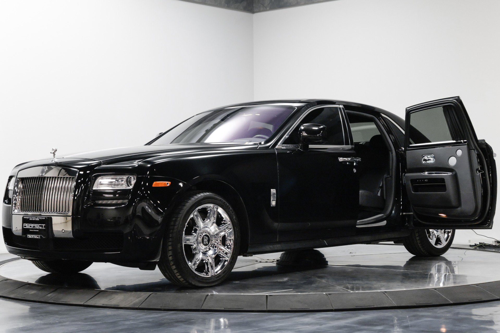 Used 2011 Rolls-Royce Ghost image 2