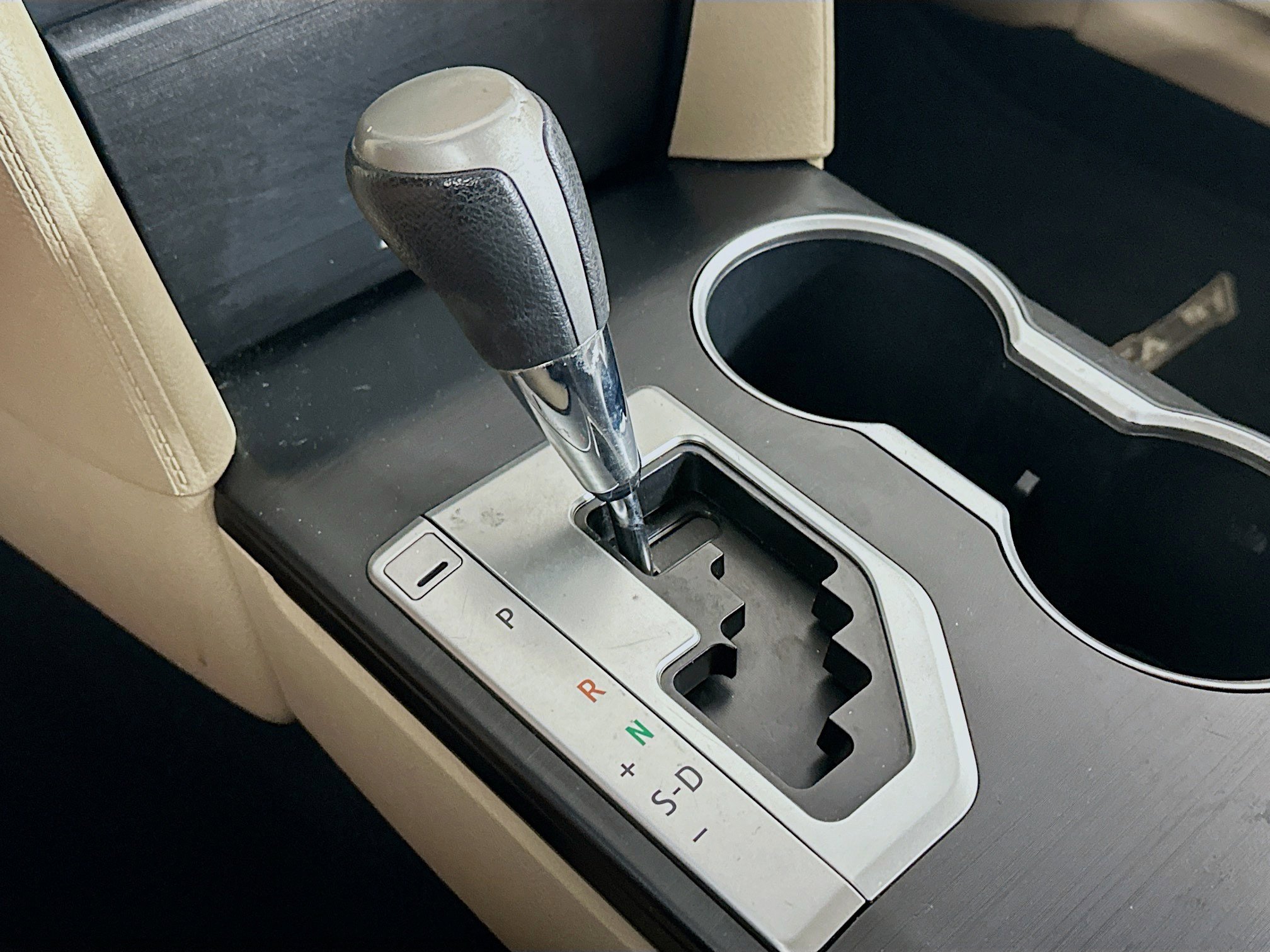 Used 2012 Toyota Camry L image 23