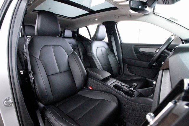 Certified 2025 Volvo XC40 B5 Core image 21