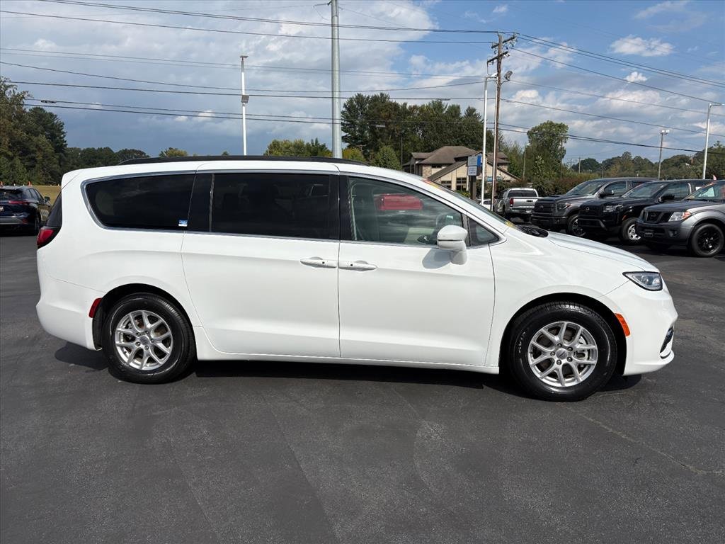 Used 2022 Chrysler Pacifica Touring-L image 2