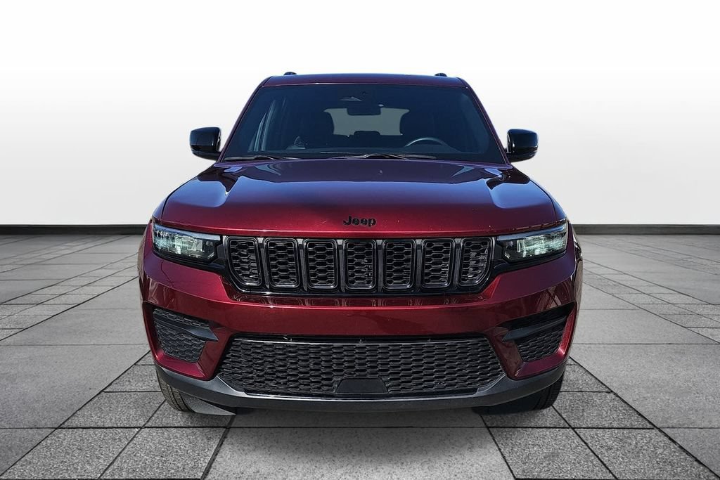 Used 2025 Jeep Grand Cherokee Altitude AWD/4WD image 2