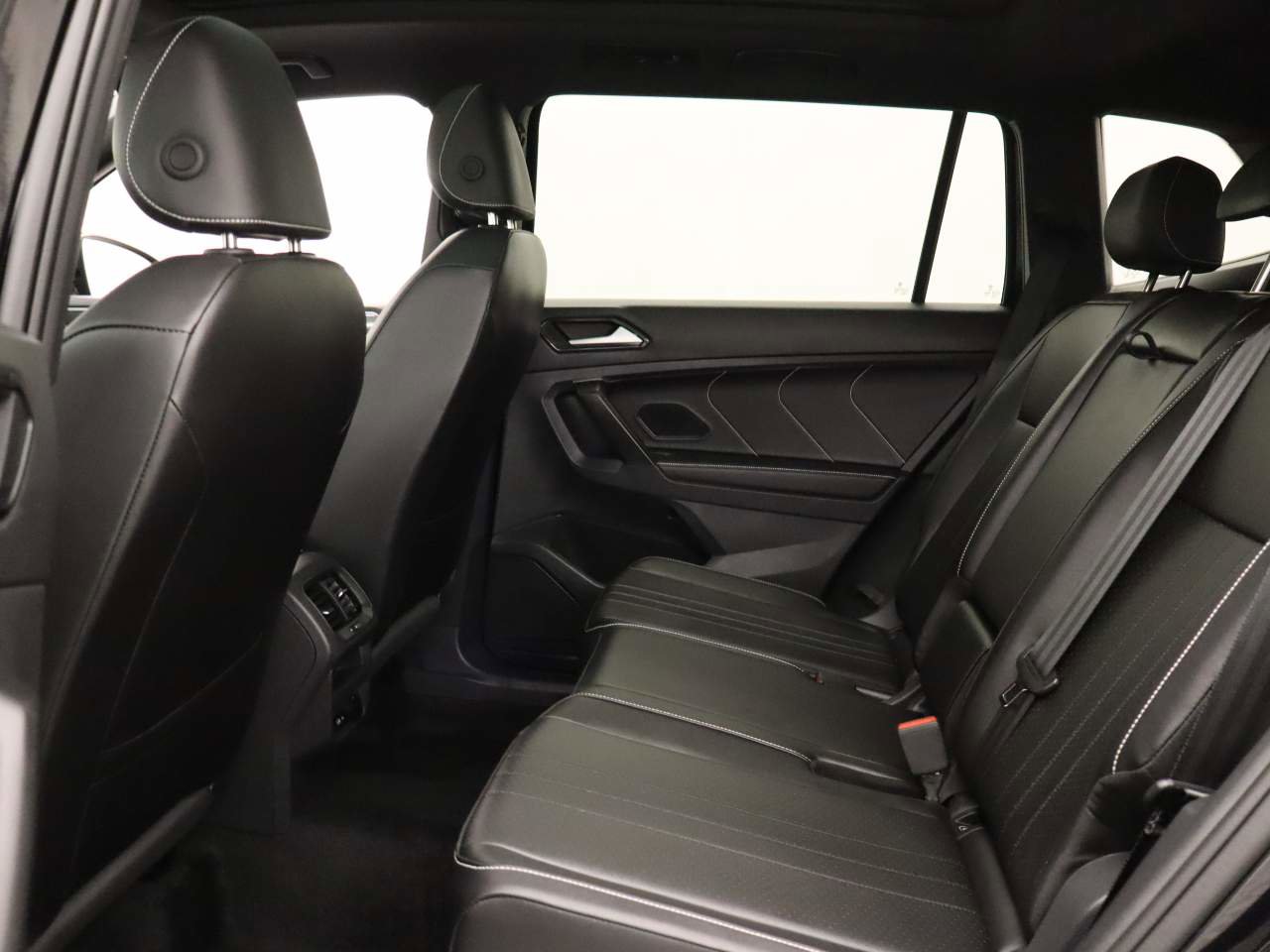 Certified 2024 Volkswagen Tiguan SE R-Line image 17