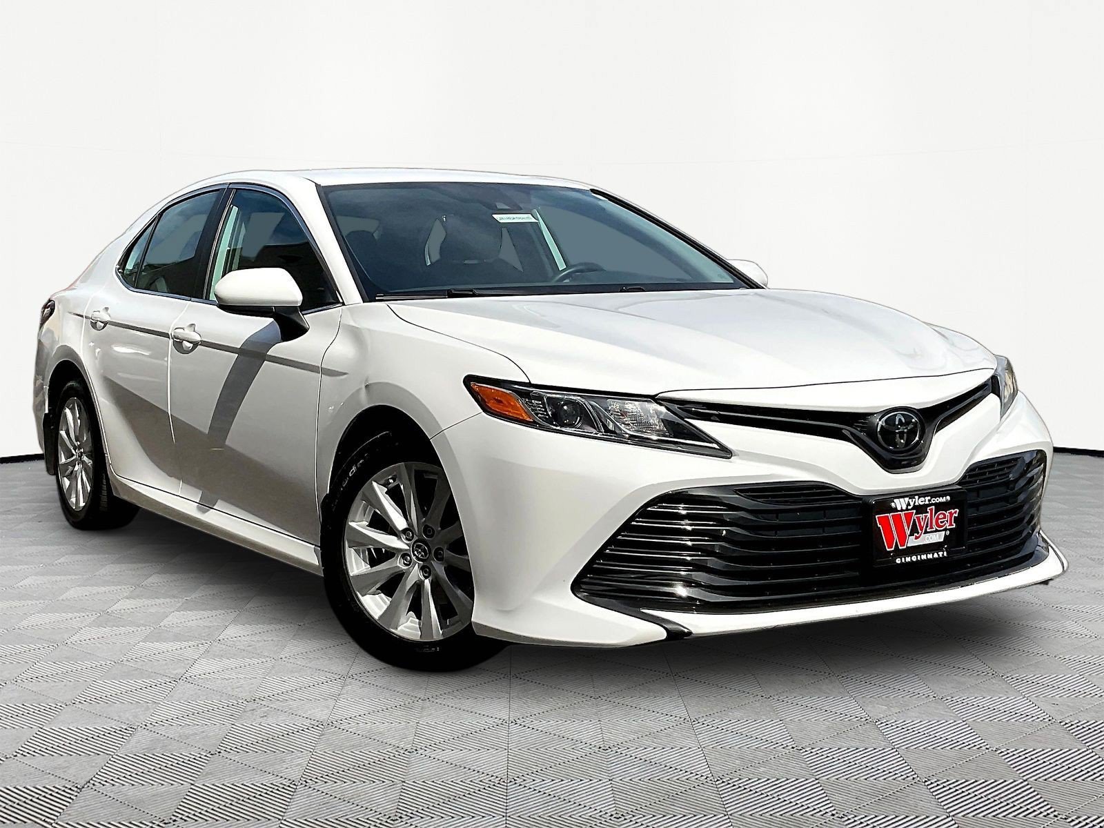 Used 2019 Toyota Camry LE FWD image 3