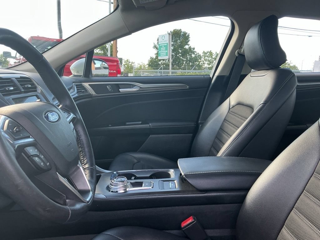Used 2017 Ford Fusion SE w/ Equipment Group 201A FWD image 11