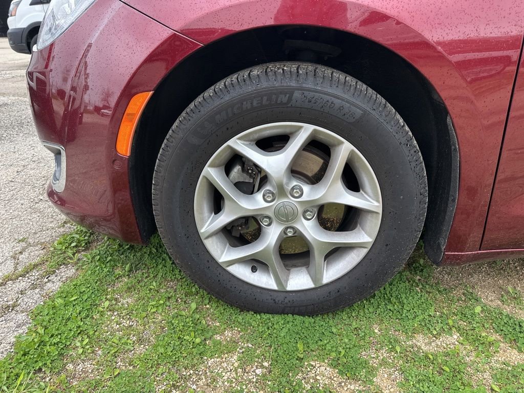Used 2019 Chrysler Pacifica Touring-L FWD image 14