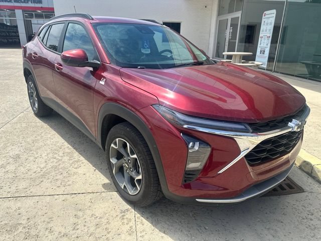 Used 2024 Chevrolet Trax LT w/ Driver Confidence Package FWD image 2
