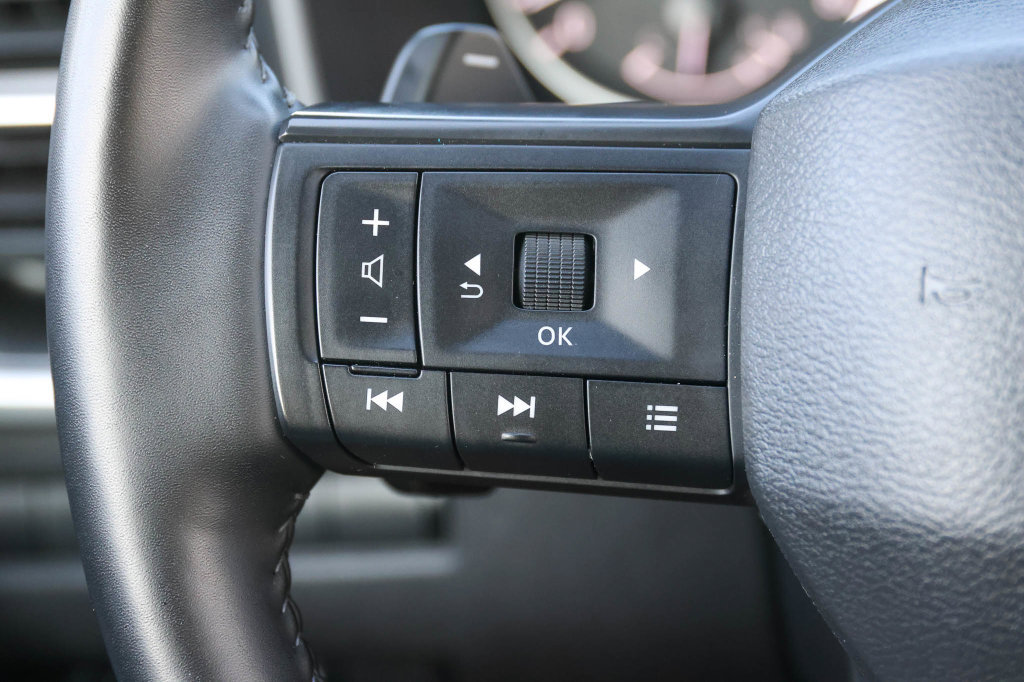 Used 2025 Nissan Rogue SV FWD image 25