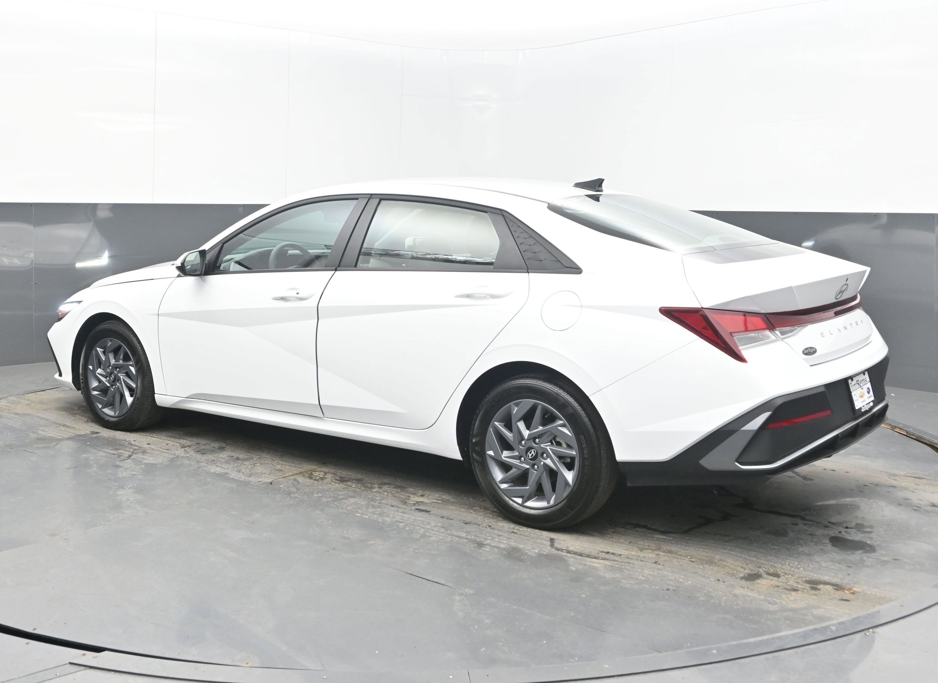 Used 2024 Hyundai Elantra SEL image 9