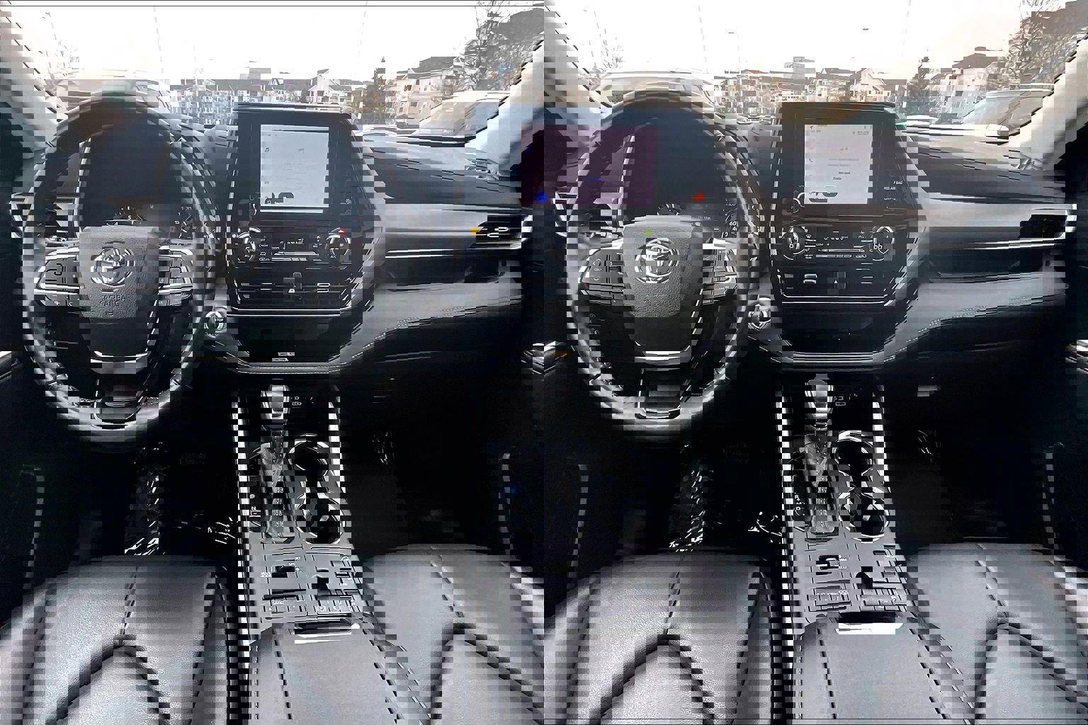 Used 2023 Toyota Highlander XLE image 14