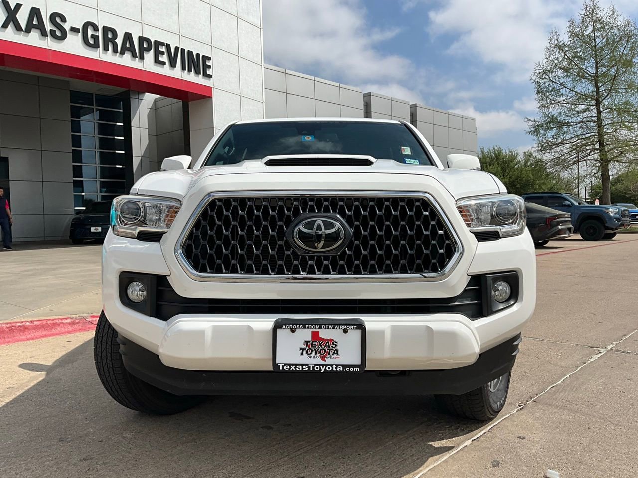 Used 2019 Toyota Tacoma TRD Sport w/ Technology Package image 4