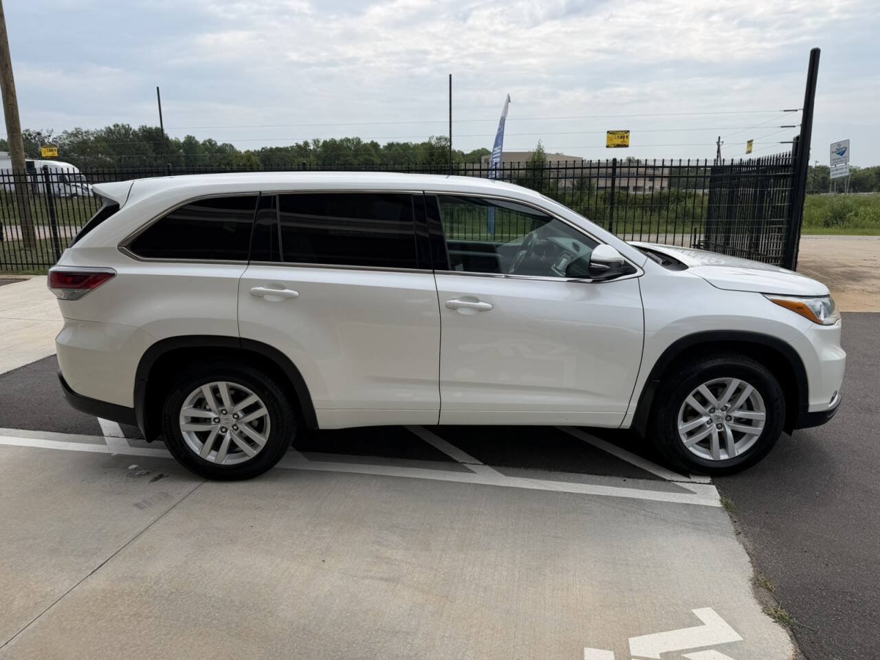 Used 2015 Toyota Highlander LE AWD/4WD image 9