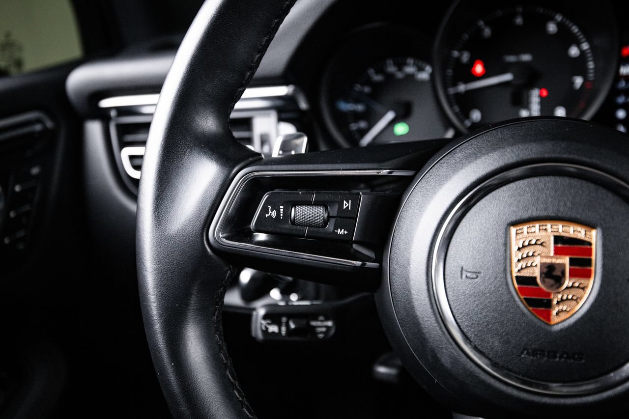 Certified 2024 Porsche Macan AWD/4WD image 17