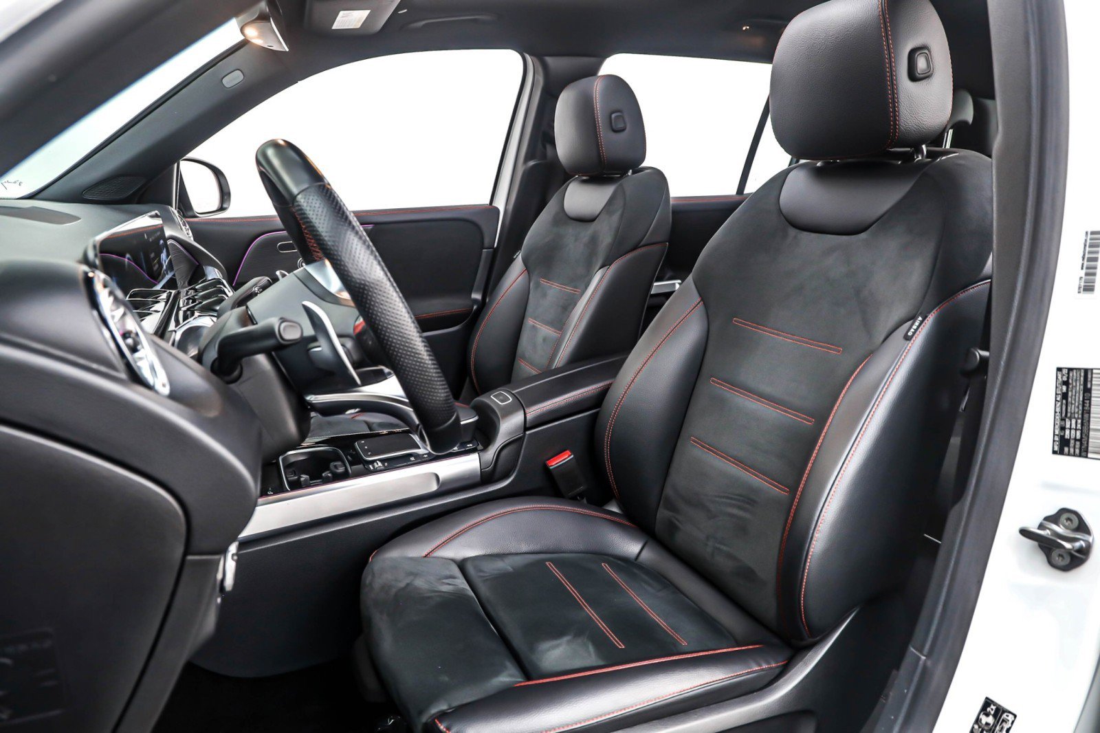 Used 2022 Mercedes-Benz GLB 35 AMG AMG GLB 35 4MATIC SUV image 17