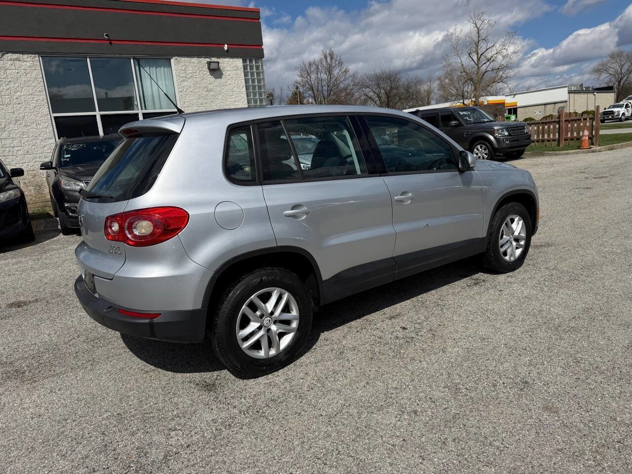Used 2011 Volkswagen Tiguan SE image 13