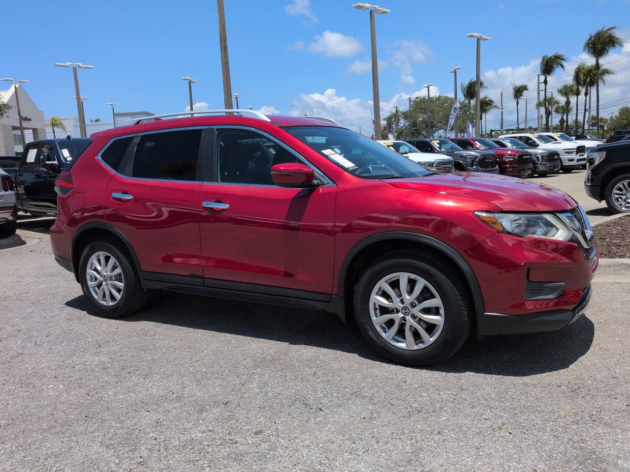 Used 2017 Nissan Rogue SV FWD image 2
