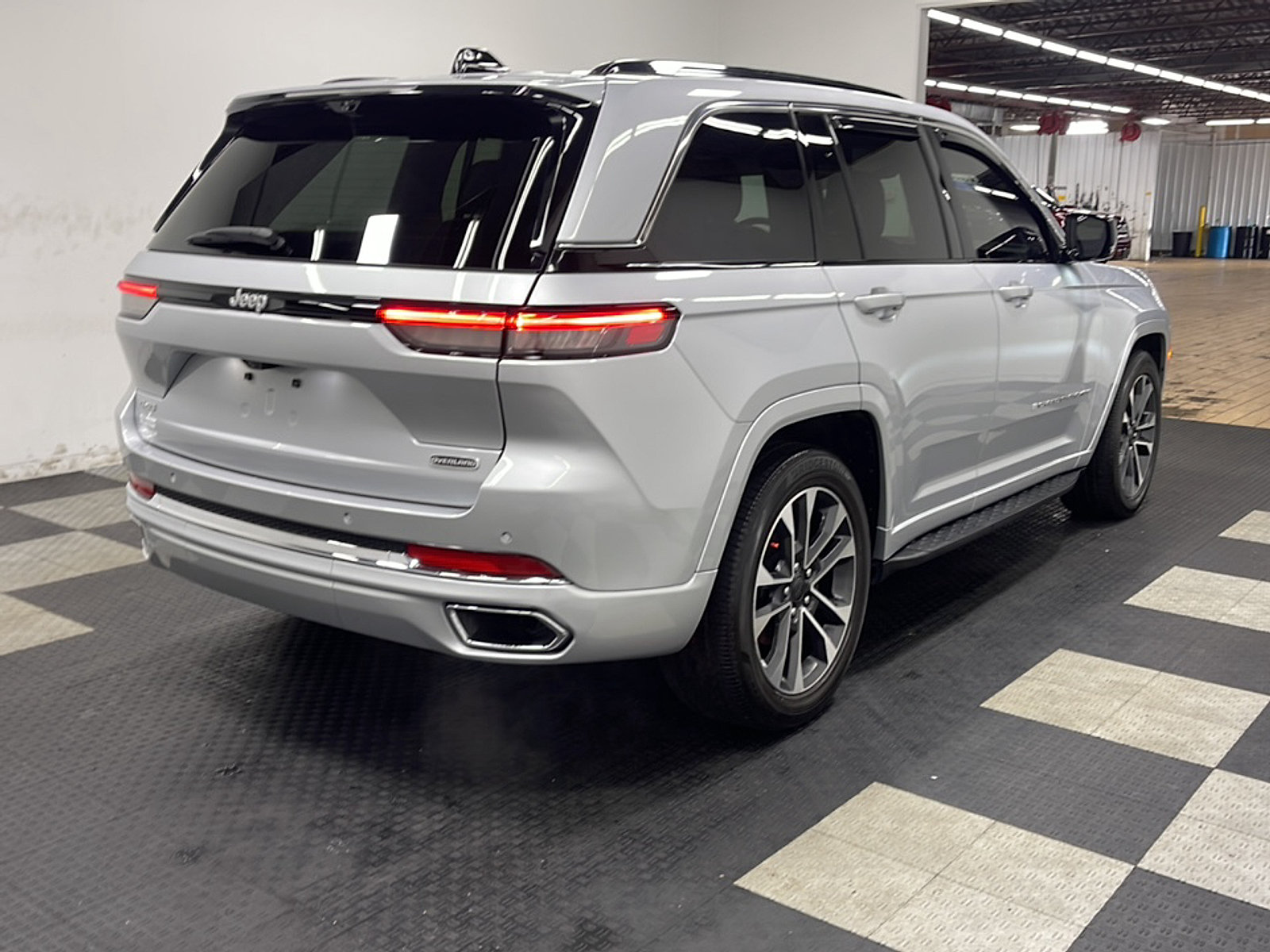 Used 2025 Jeep Grand Cherokee Overland w/ Adv Protech Group III AWD/4WD image 20