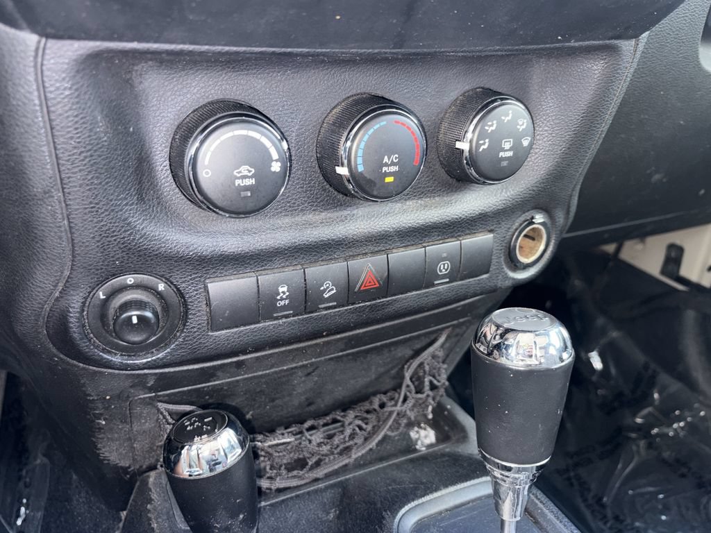 Used 2018 Jeep Wrangler Unlimited Rubicon w/ Connectivity Group AWD/4WD image 3