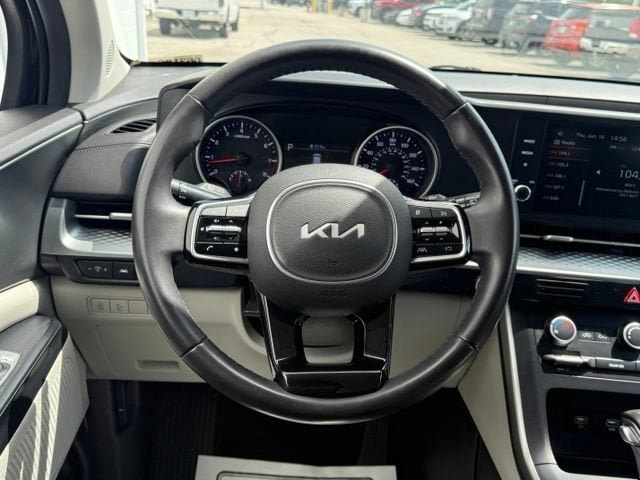 Used 2023 Kia Carnival LX FWD image 22
