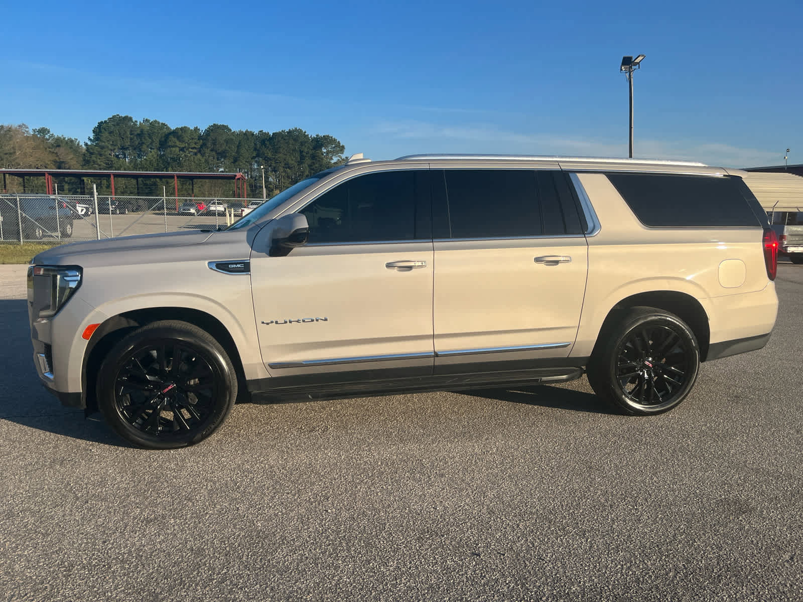 Used 2021 GMC Yukon XL SLT w/ SLT Premium Package image 3