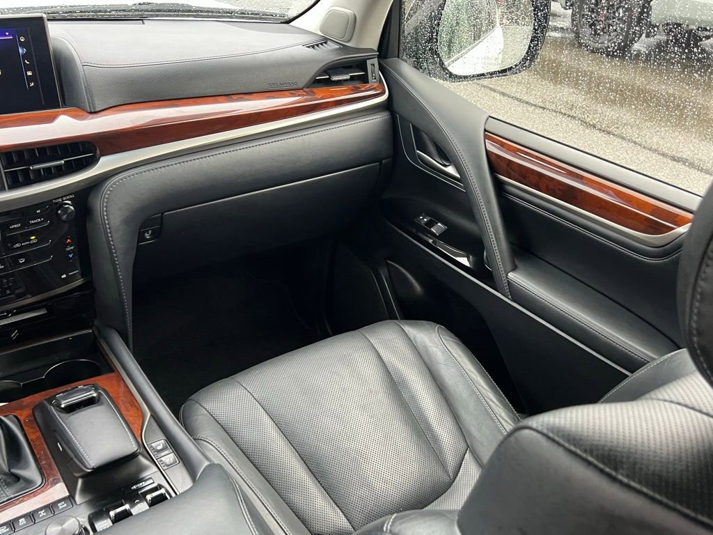 Used 2021 Lexus LX 570 4WD w/ Luxury Package image 18