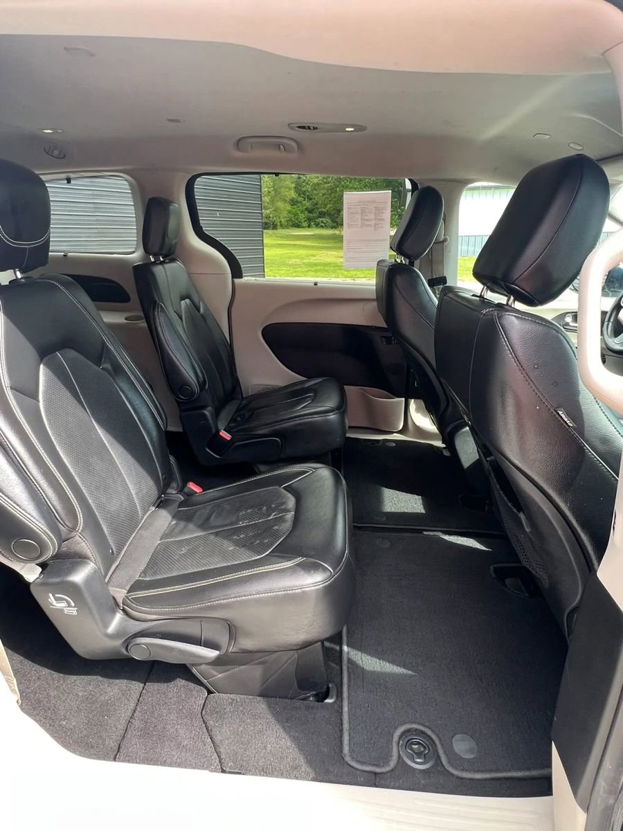 Used 2022 Chrysler Pacifica Touring-L FWD image 12
