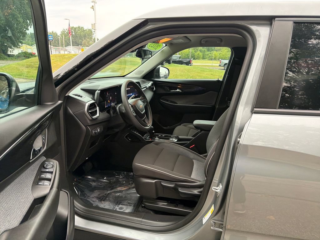 Used 2025 Chevrolet TrailBlazer LS w/ LS Convenience Package FWD image 12