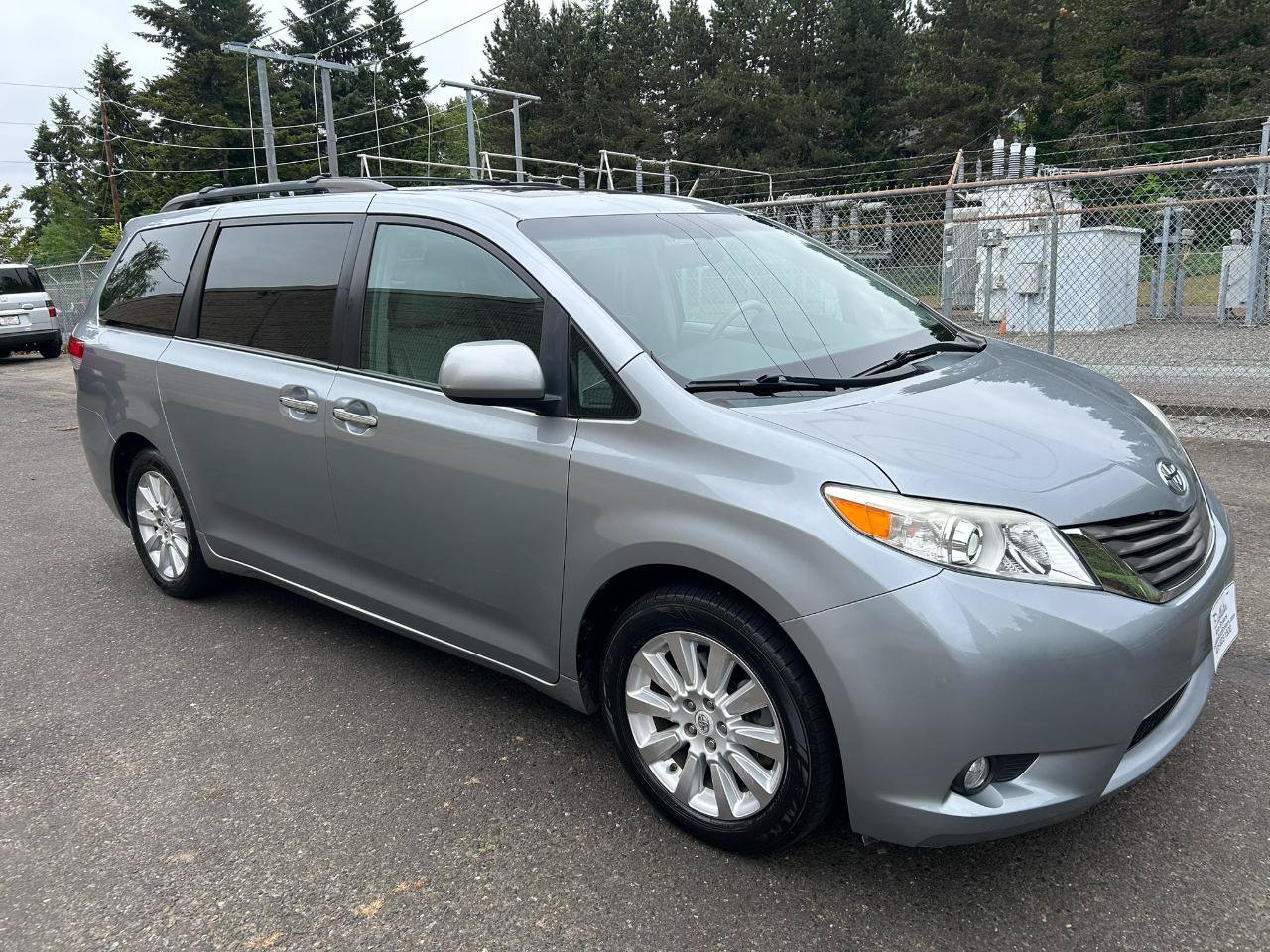 Used 2011 Toyota Sienna XLE w/ Premium Pkg AWD/4WD image 3