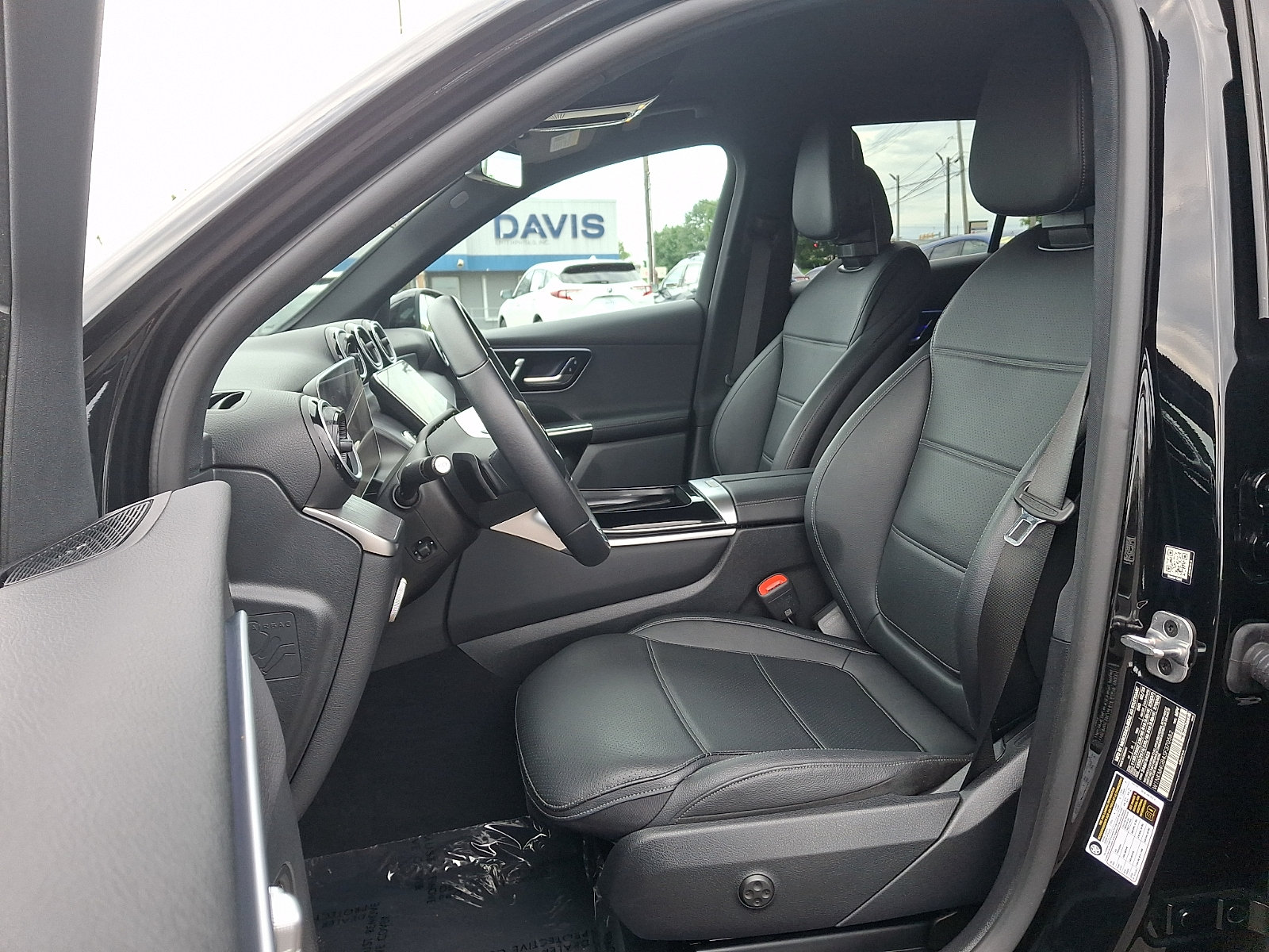 Used 2025 Mercedes-Benz GLC 300 image 13