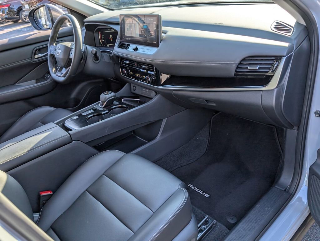 Certified 2025 Nissan Rogue SL FWD image 17
