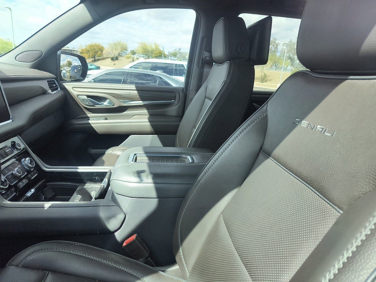 Used 2021 GMC Yukon Denali w/ Denali Premium Package image 3