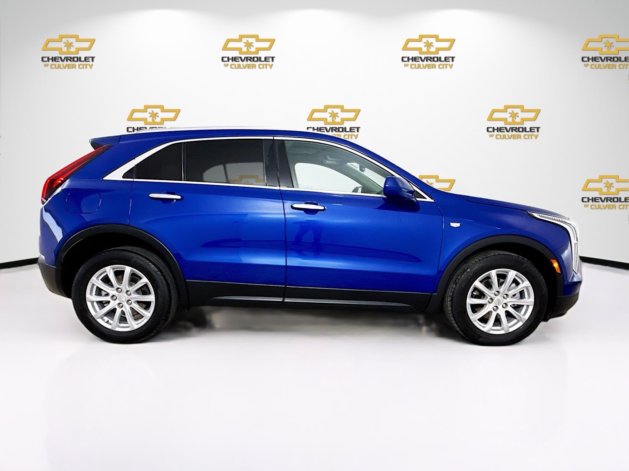 Used 2021 Cadillac XT4 Luxury w/ Cold Weather Package FWD image 9
