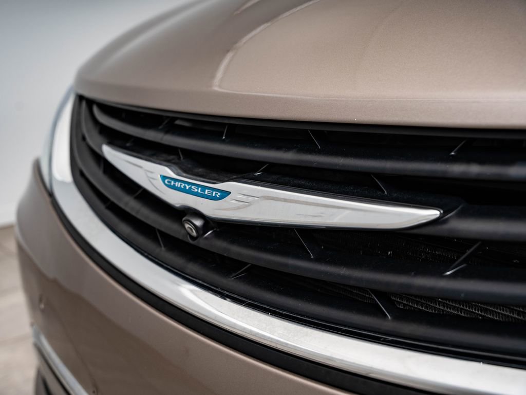 Used 2018 Chrysler Pacifica Limited w/ Advanced Safetytec Group FWD image 3