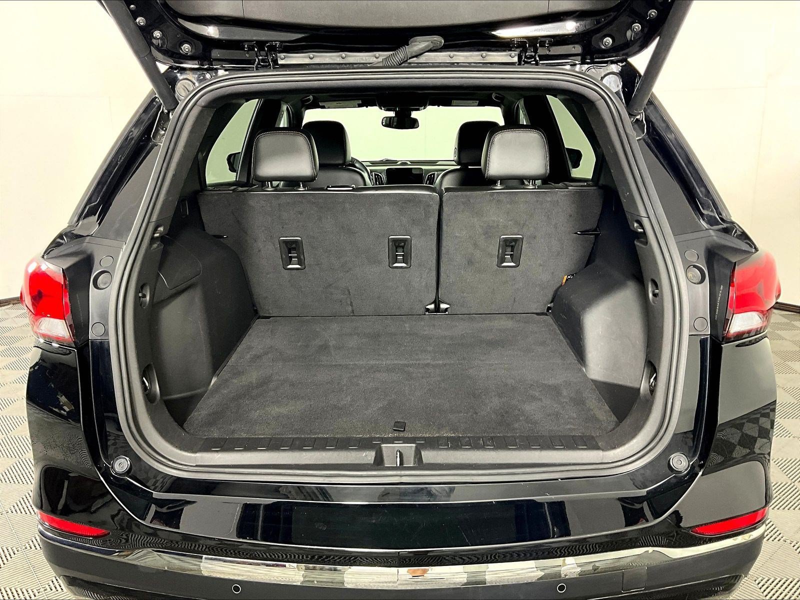 Used 2023 Chevrolet Equinox Premier AWD/4WD image 36