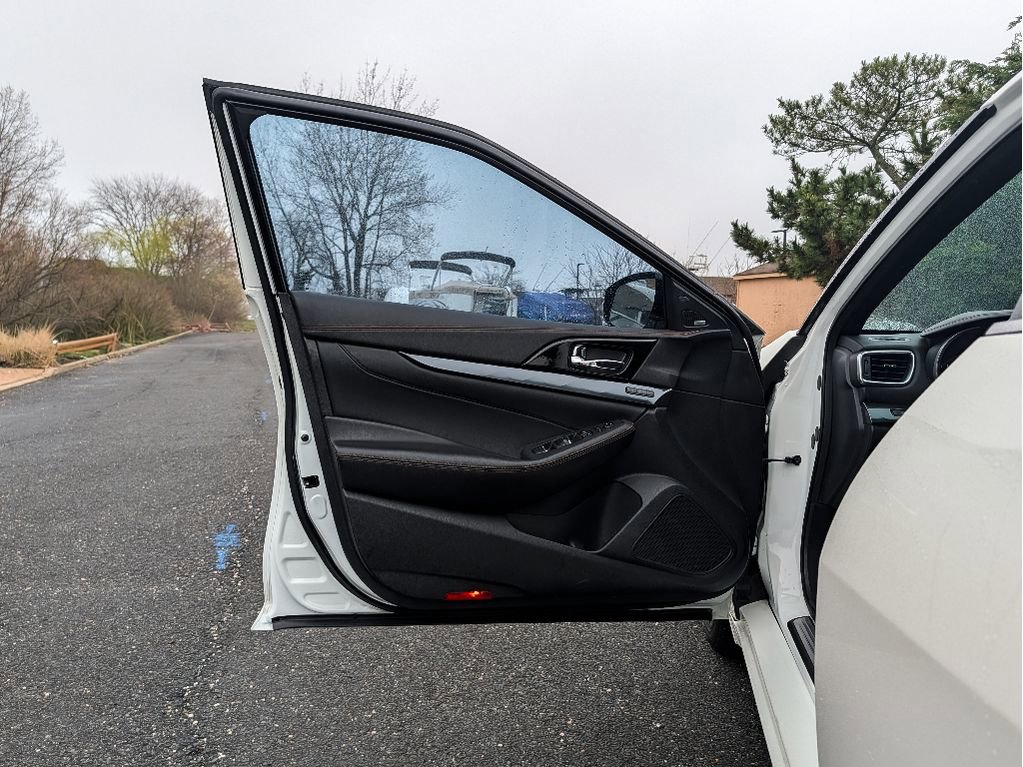 Used 2023 Nissan Maxima SR w/ Sport Mat Group image 10