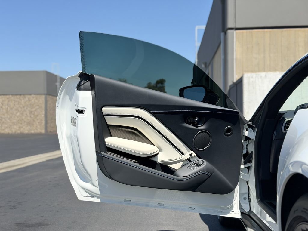 Used 2022 Aston Martin V8 Vantage Coupe RWD image 24