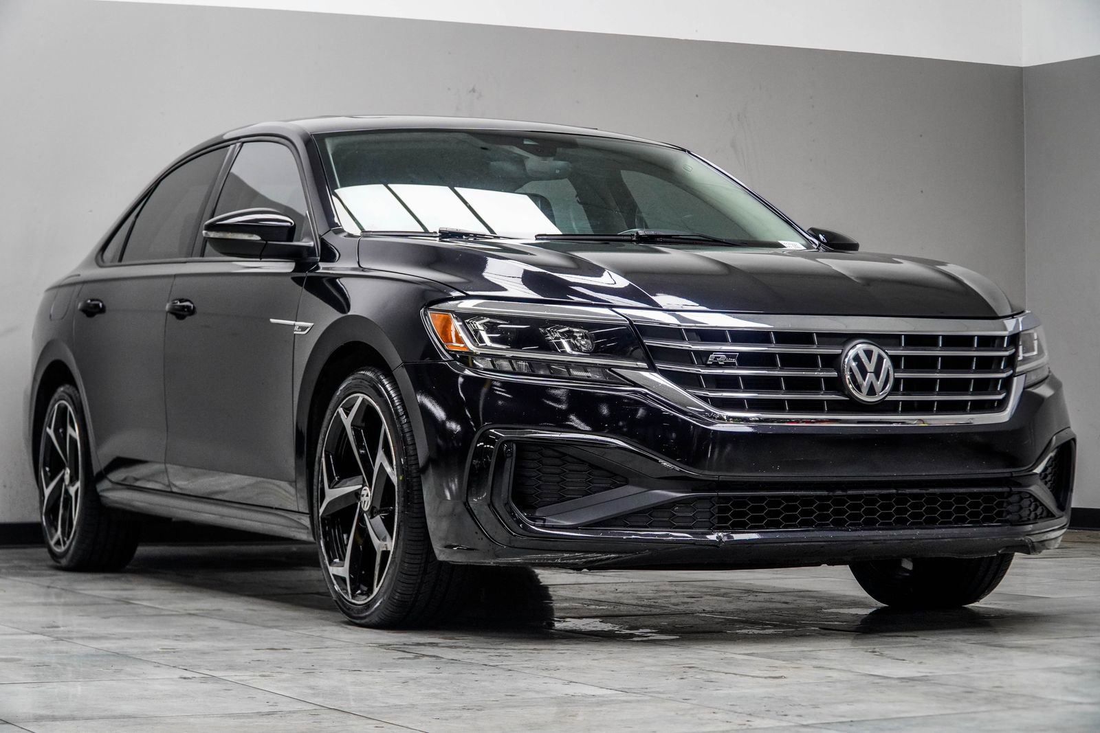 Used 2020 Volkswagen Passat 2.0T R-Line FWD image 4