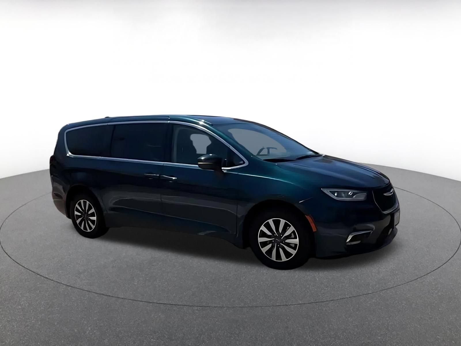 Used 2023 Chrysler Pacifica Touring-L FWD image 2