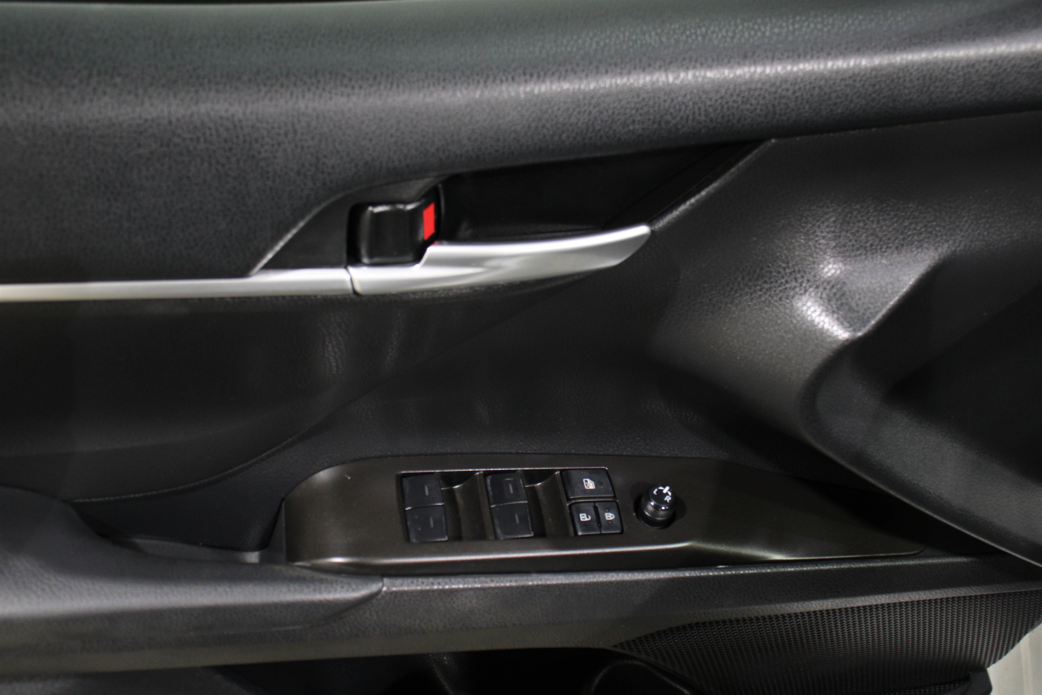 Used 2023 Toyota Camry SE image 6