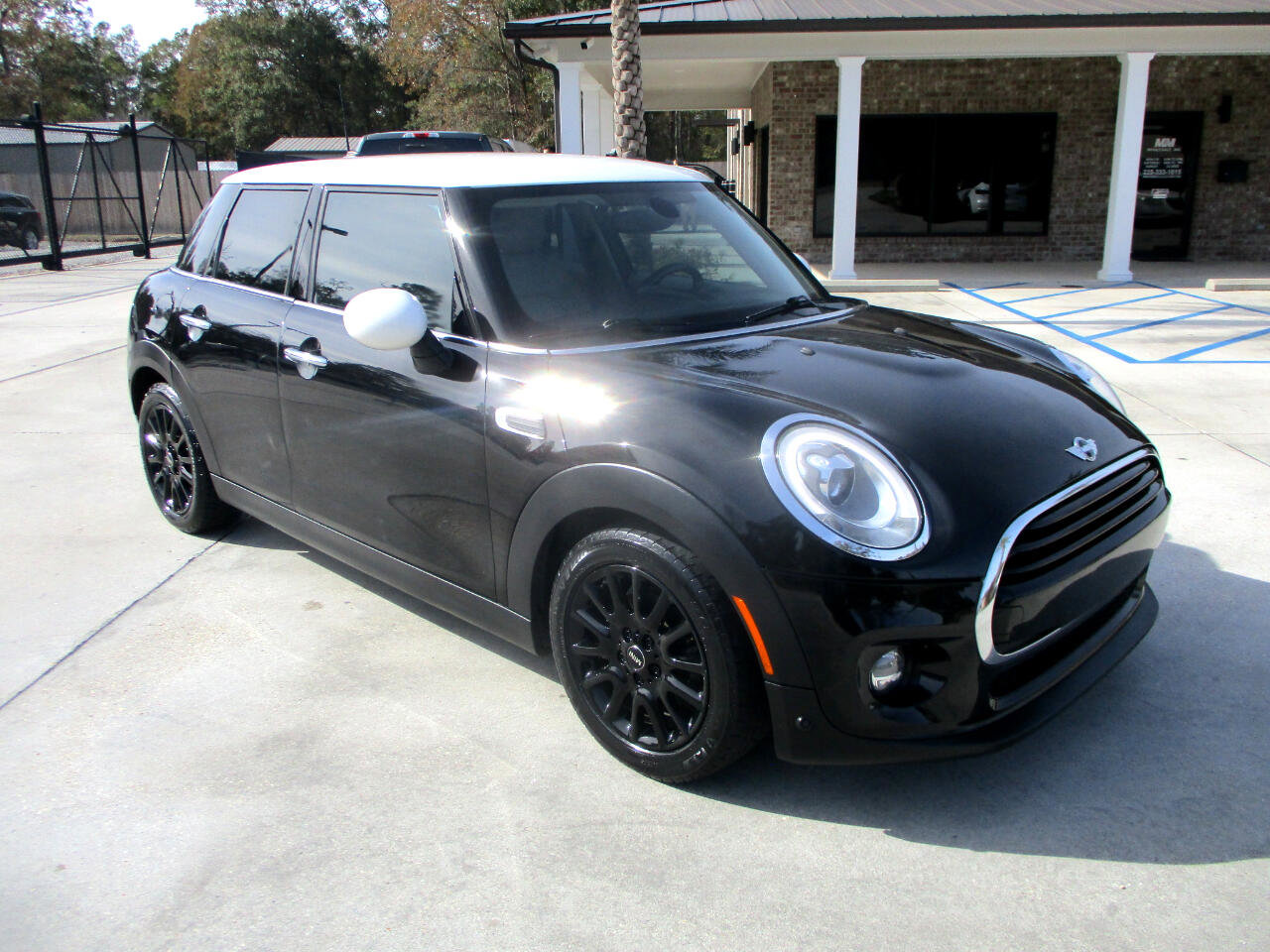 Used 2017 MINI Cooper 4-Door Hardtop image 1