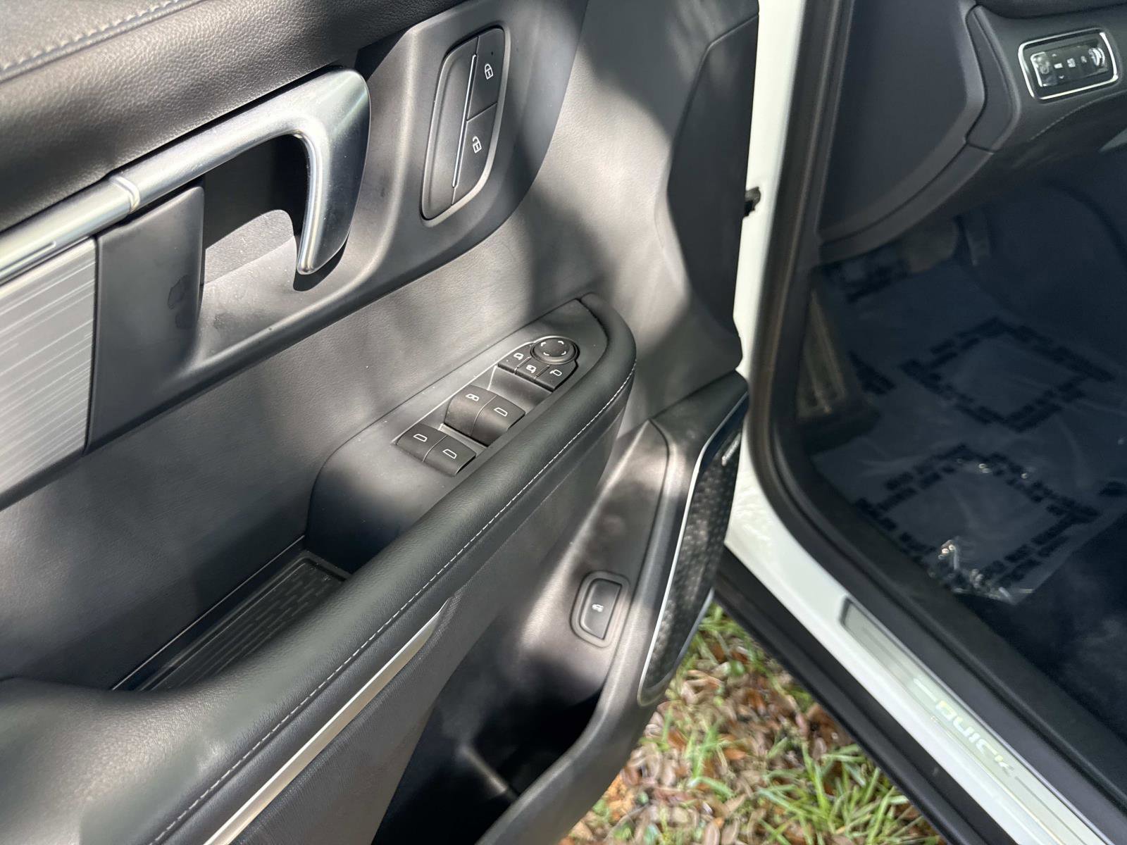 Used 2025 Buick Enclave Preferred FWD image 22