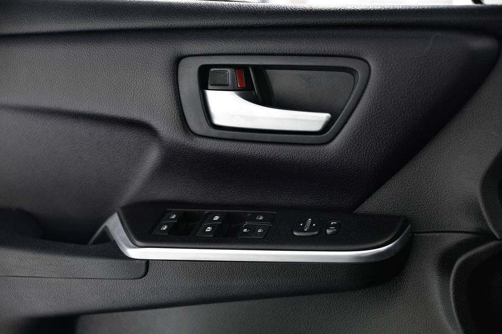 Used 2016 Toyota Camry SE w/ Moonroof Package image 16