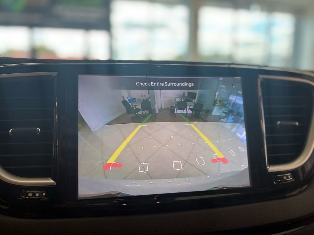 Used 2024 Chrysler Pacifica Touring-L FWD image 39