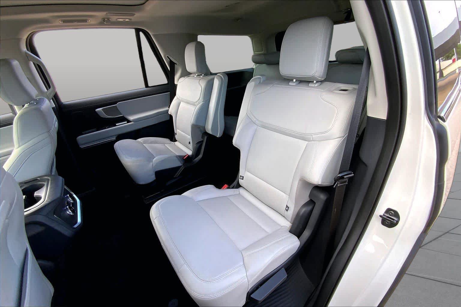 Used 2025 Ford Expedition Platinum w/ Driver's Package AWD/4WD image 21