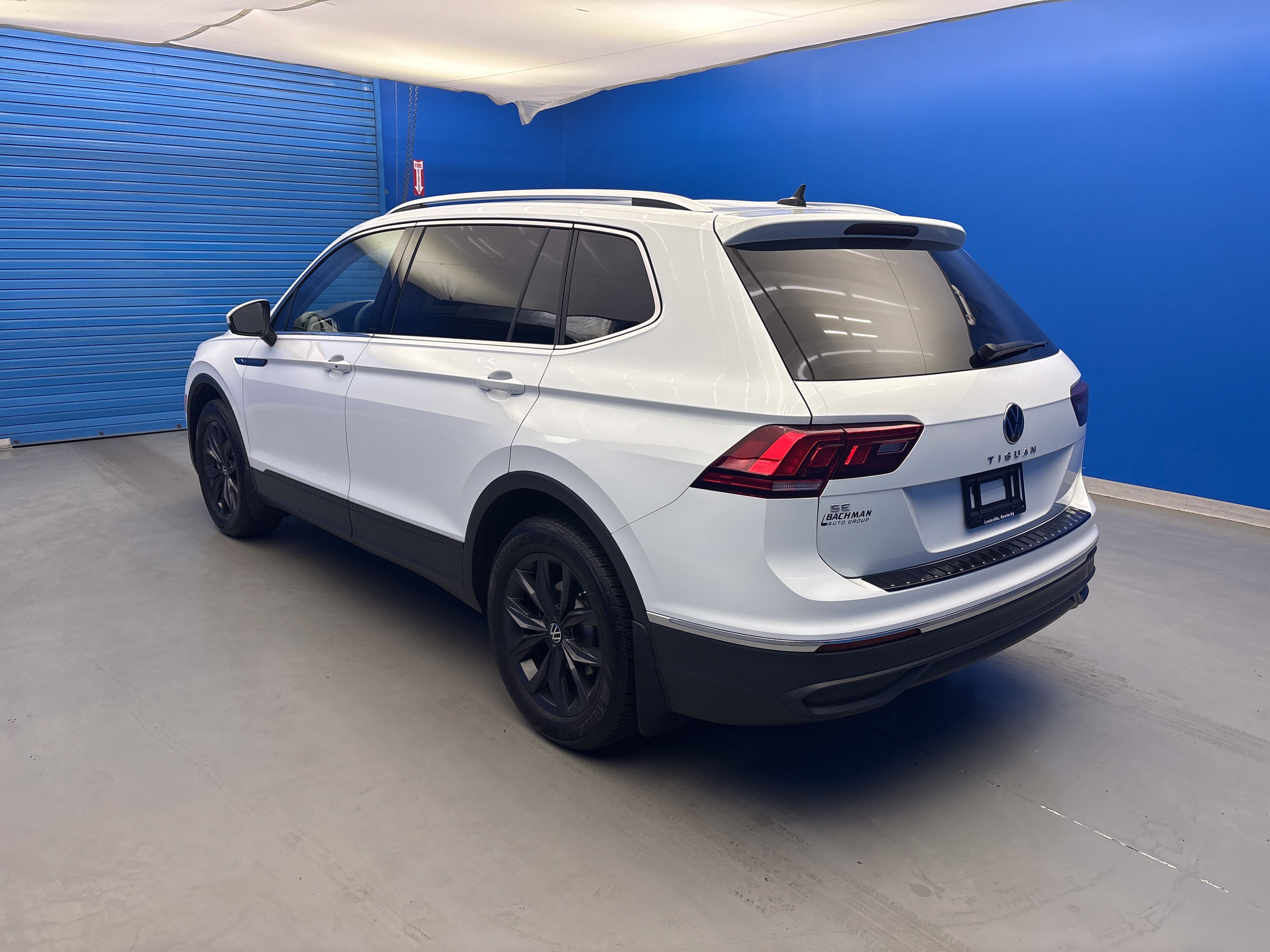 Used 2024 Volkswagen Tiguan SE w/ Panoramic Sunroof Package FWD image 8