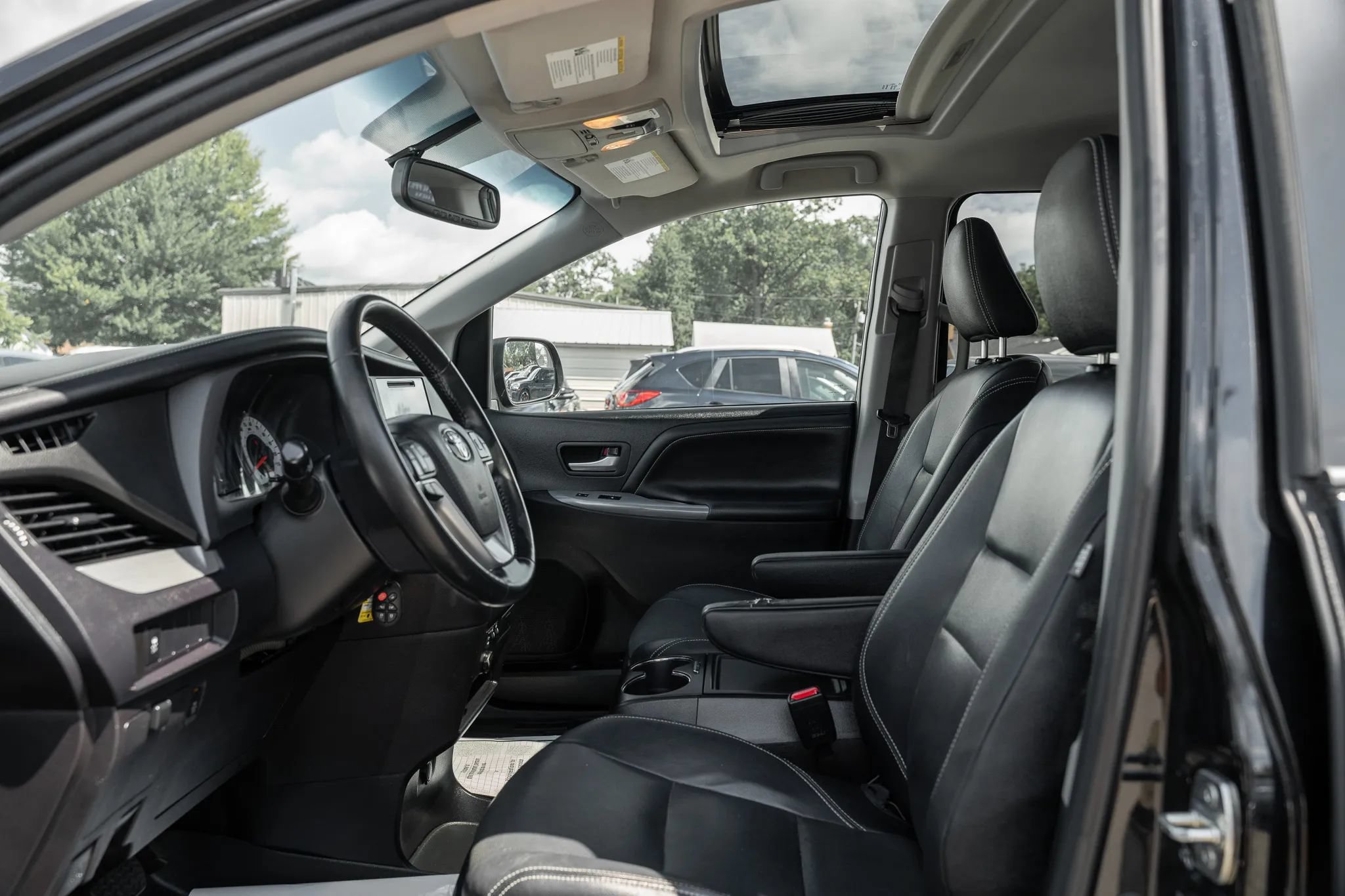 Used 2015 Toyota Sienna SE FWD image 7
