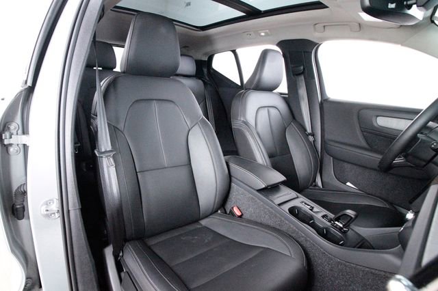 Certified 2025 Volvo XC40 B5 Plus w/ Protection Package Premier AWD/4WD image 23