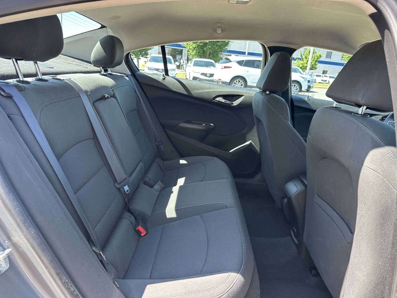 Used 2018 Chevrolet Cruze LT w/ Convenience Package FWD image 11