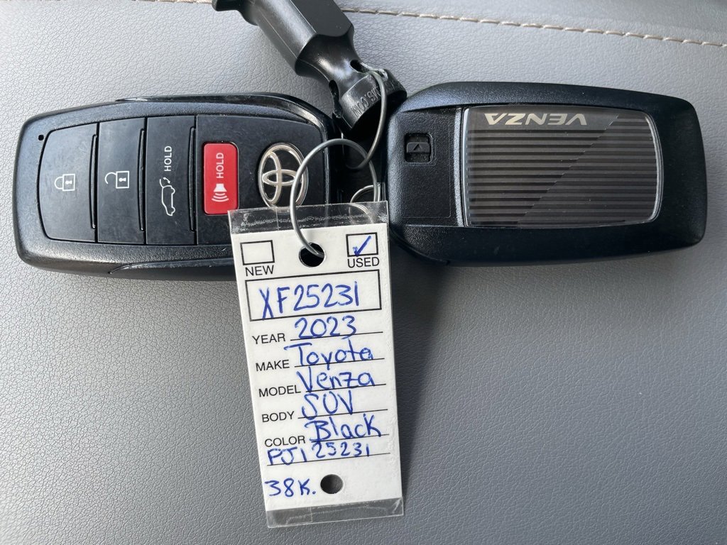 Used 2023 Toyota Venza LE image 21