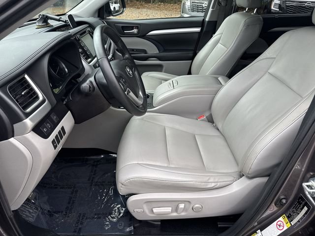 Used 2019 Toyota Highlander XLE FWD image 15
